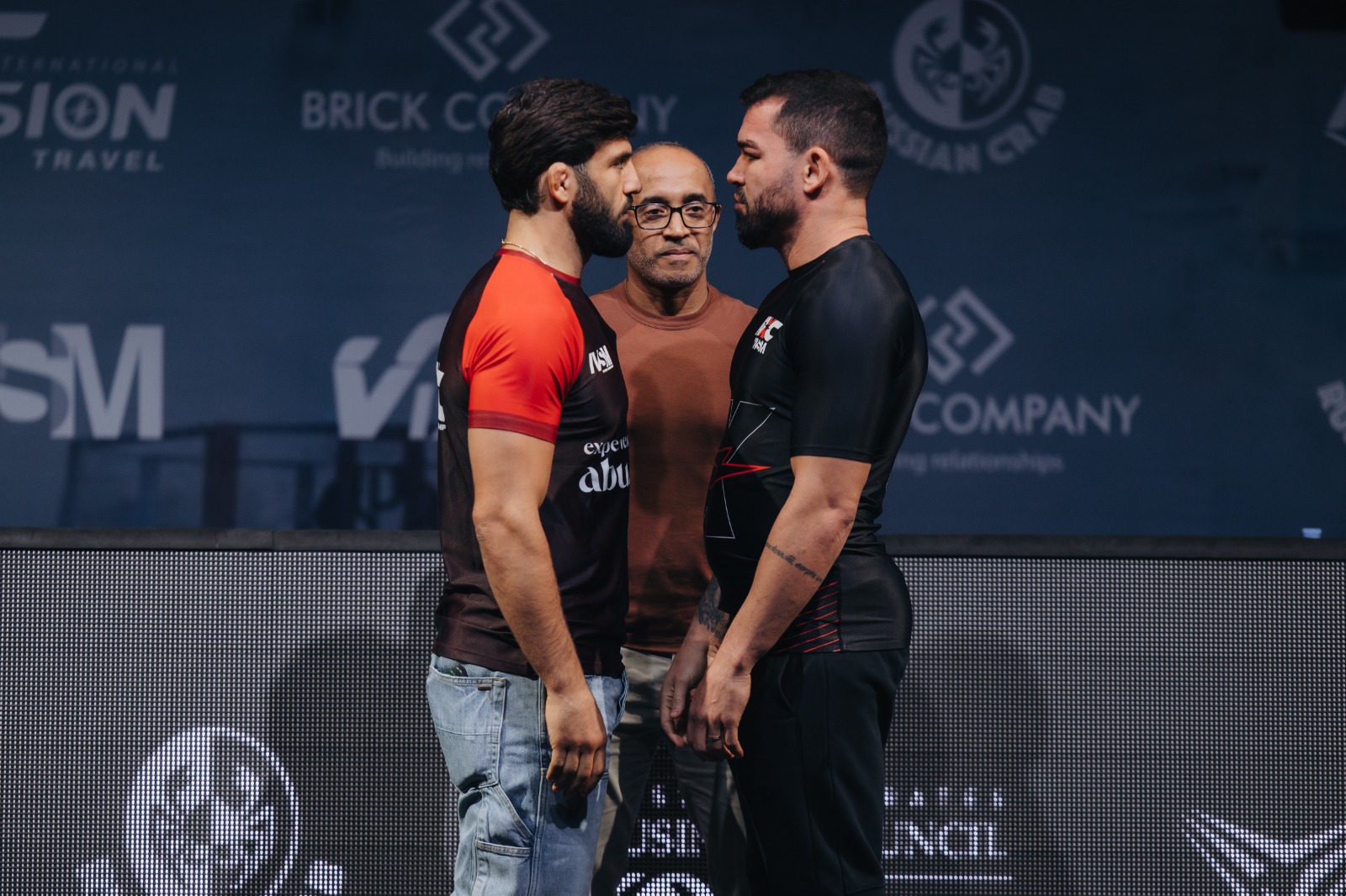 Encarada intensa entre Felipe Machado e Mukhammad Shakhbanov no ADXC 10