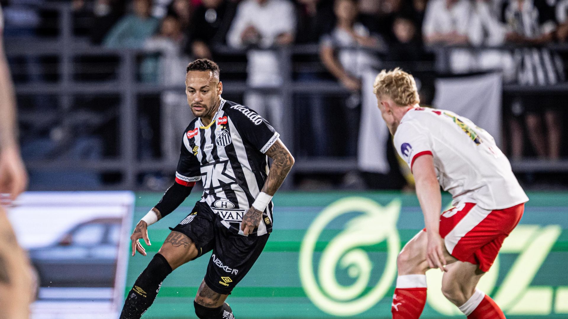 news.img_alt Neymar em ação durante o amistoso entre RB Leipzig e Santos