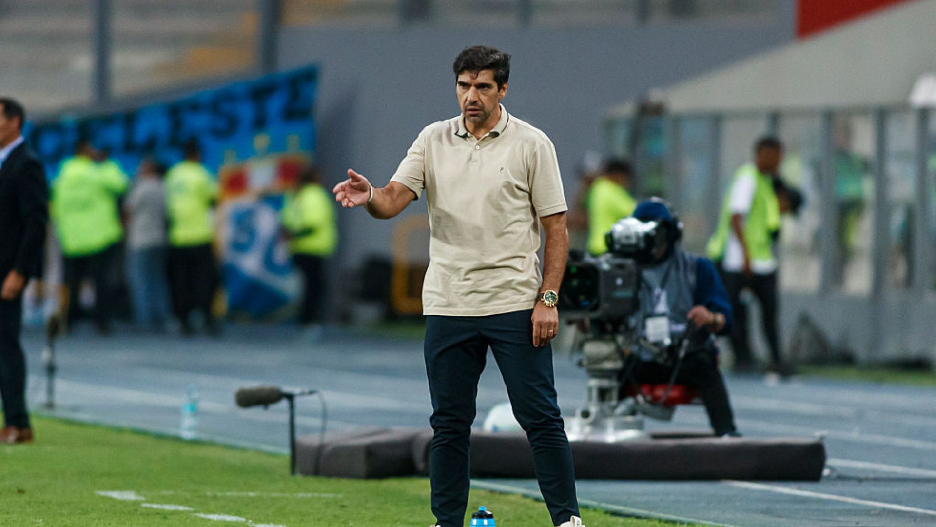 Abel Ferreira junto ao escudo do Palmeiras