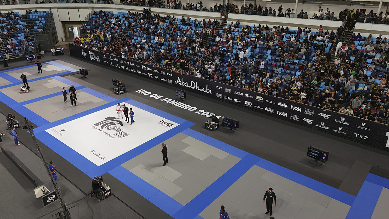 Atletas de jiu-jítsu competindo em torneio internacional na Arena Carioca 1, Rio de Janeiro