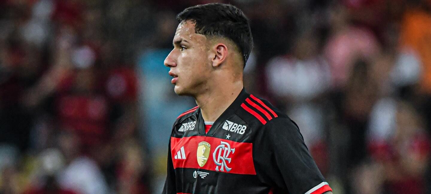 Jovem jogador de futebol comemorando gol