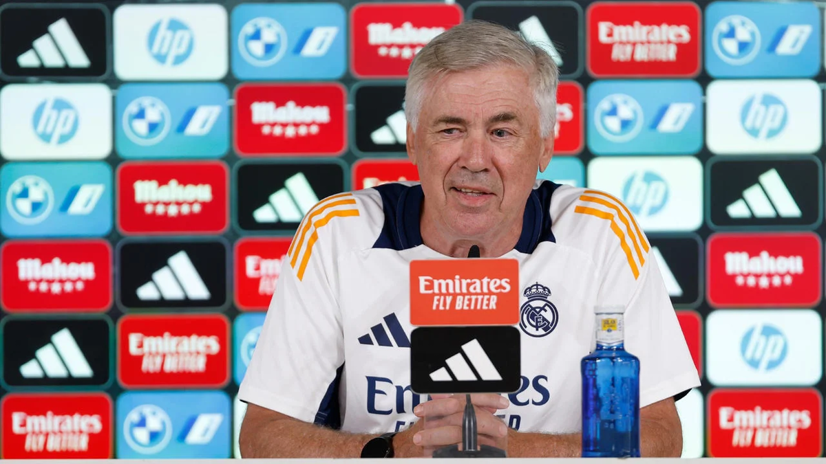 news.img_alt Foto do técnico Carlo Ancelotti comemorando no campo com o Real Madrid
