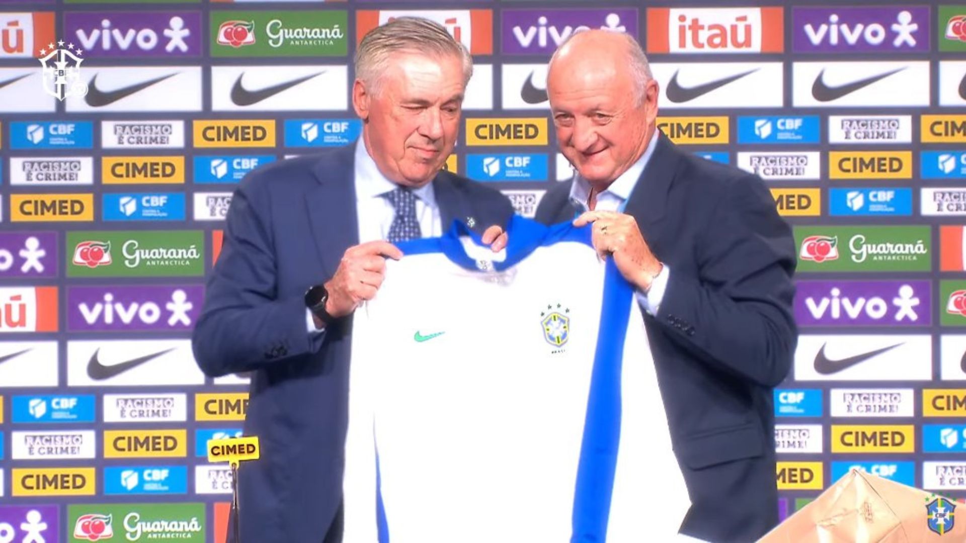 Carlo Ancelotti recebendo homenagem de Carlos Alberto Parreira e Luiz Felipe Scolari na CBF