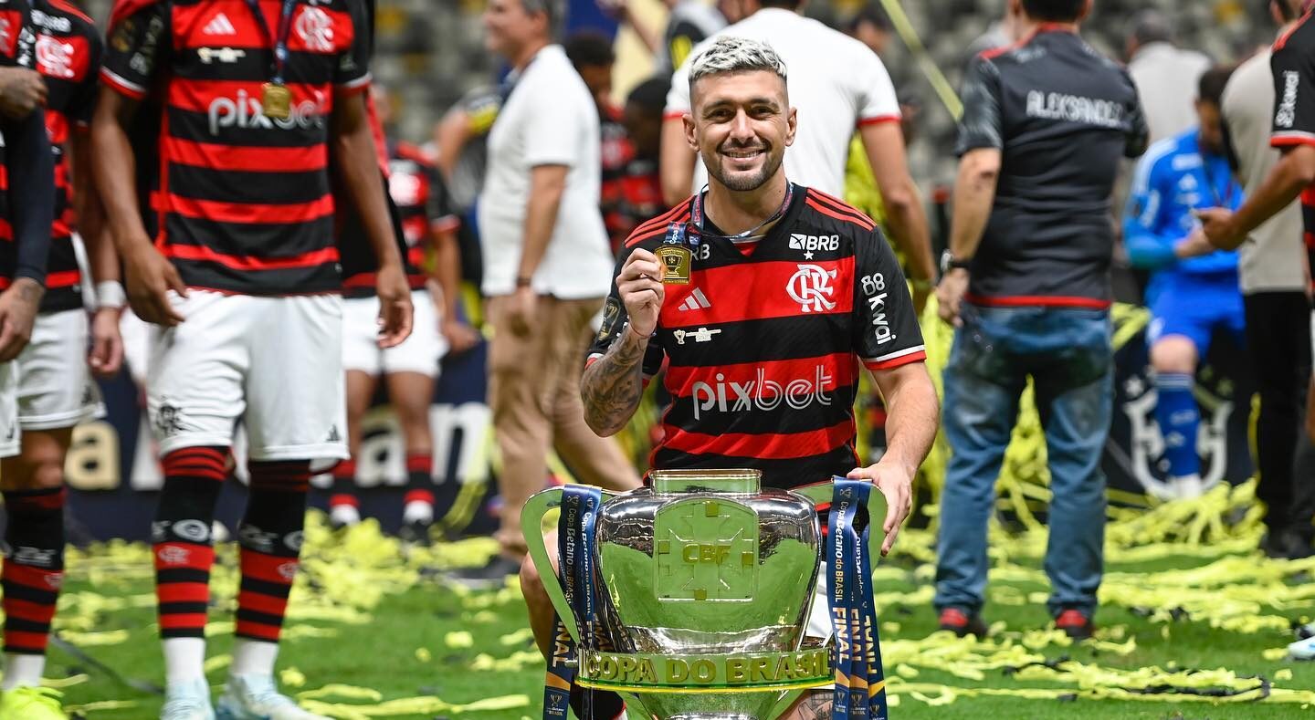 Arrascaeta celebrando junto com seus companheiros após a vitória na final da Copa do Brasil.
