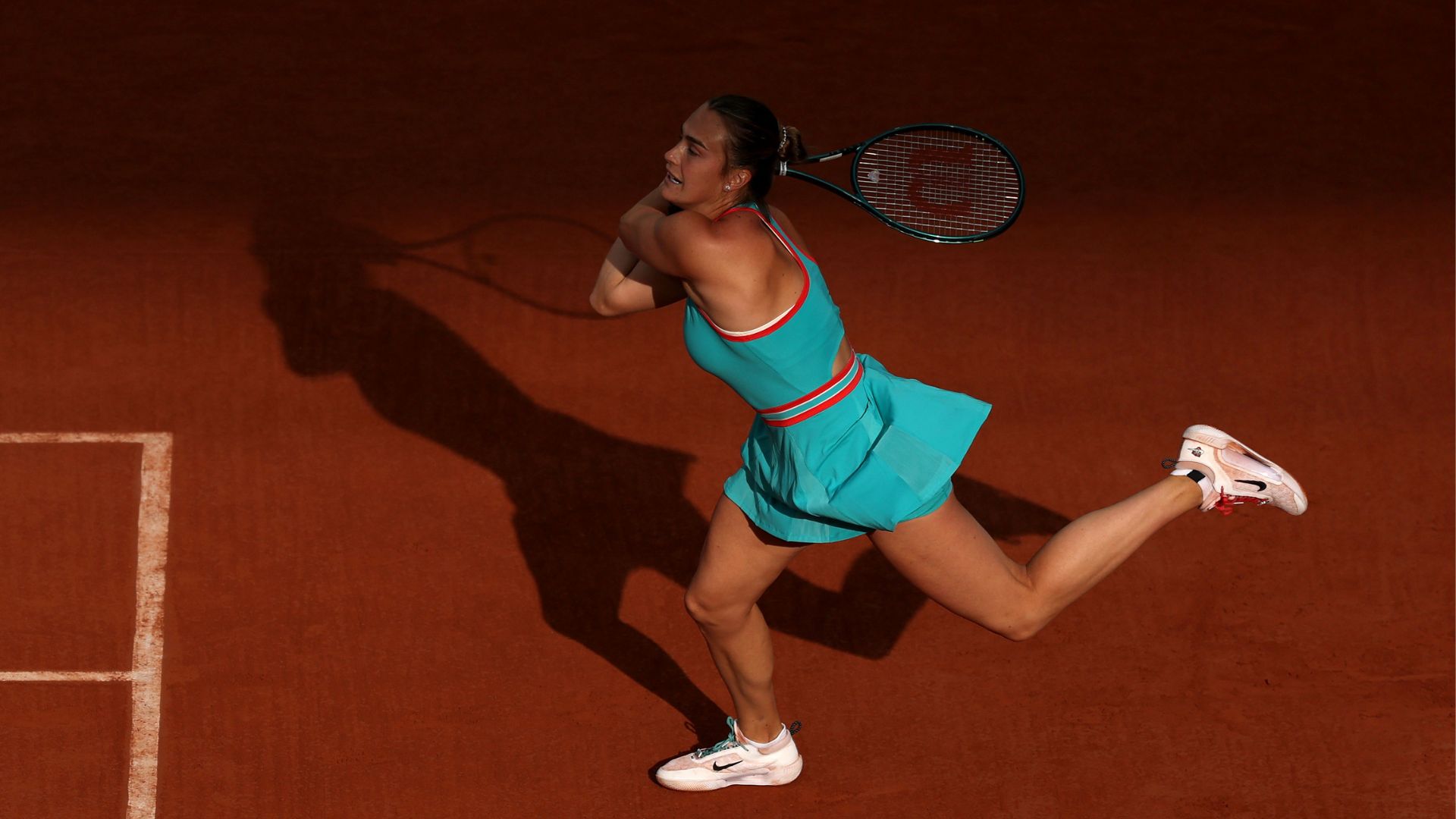 Aryna Sabalenka comemorando vitória em Roland Garros
