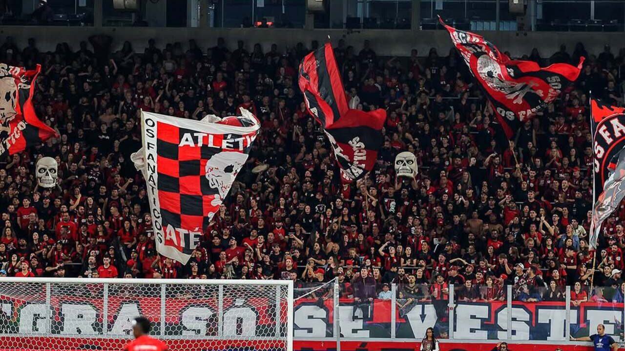 Presidente do Athletico Paranaense em momento inusitado durante partida