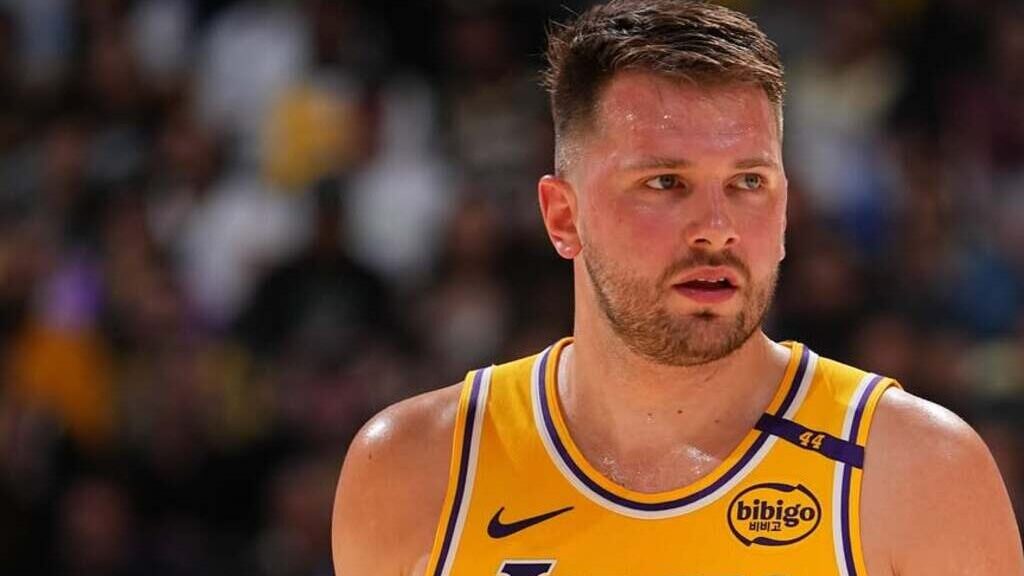 Atletas jovens celebrando vitória na NBA