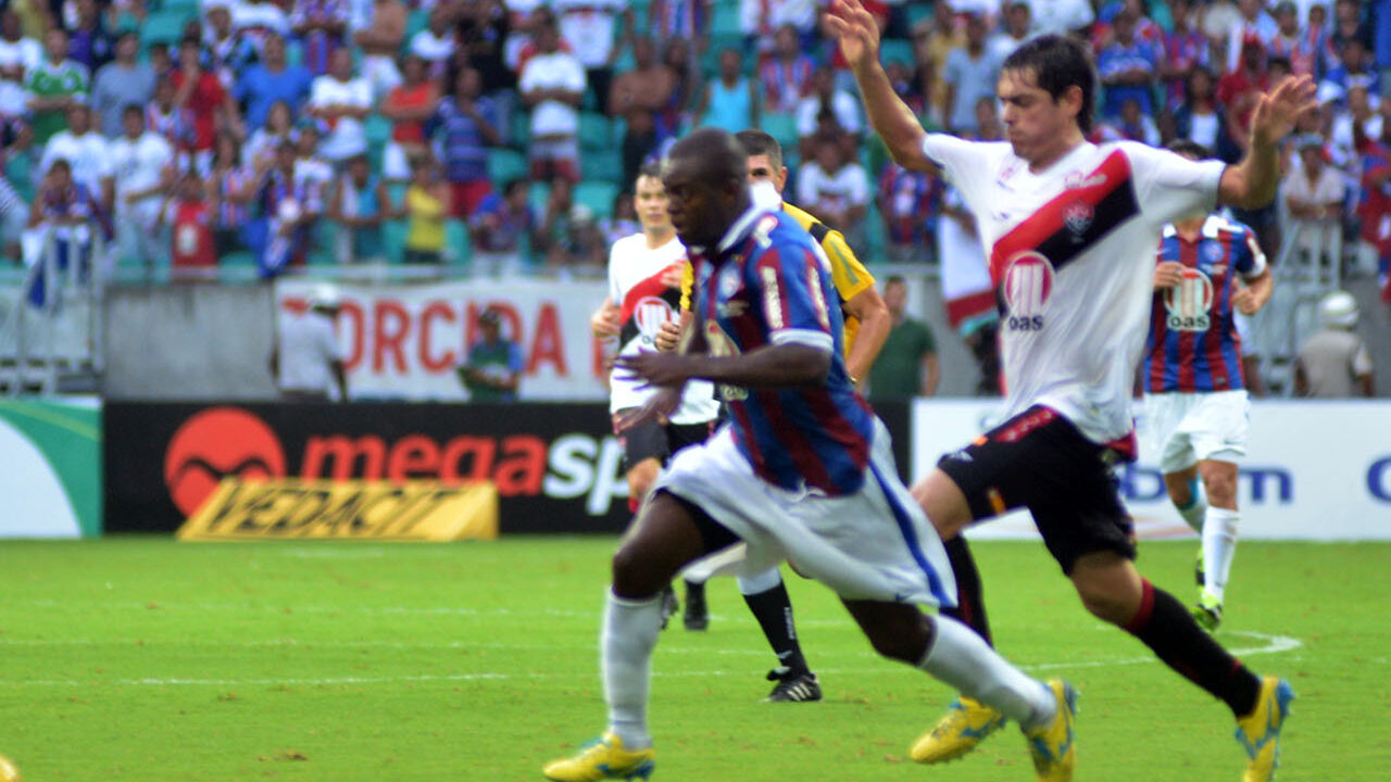 news.img_alt Torcedores do Bahia e do Vitória celebrando em um clássico emocionante