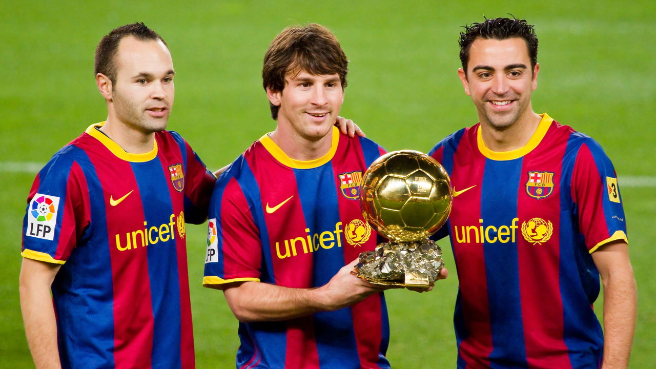Cristiano Ronaldo e Lionel Messi com os troféus da Bola de Ouro e The Best, simbolizando a excelência no futebol mundial
