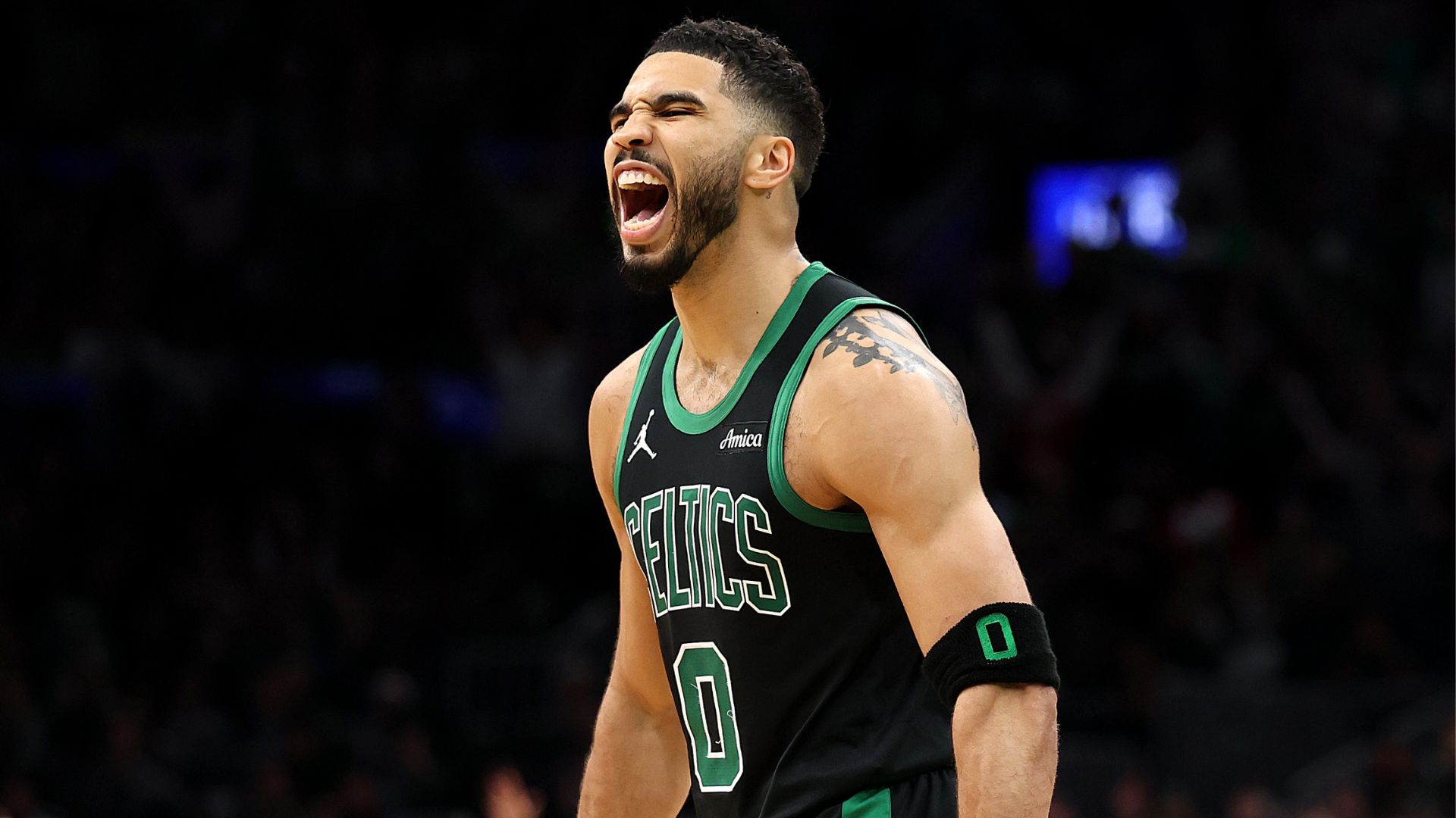 Jayson Tatum e Jaylen Brown comemorando vitória do Boston Celtics na NBA 2024/2025
