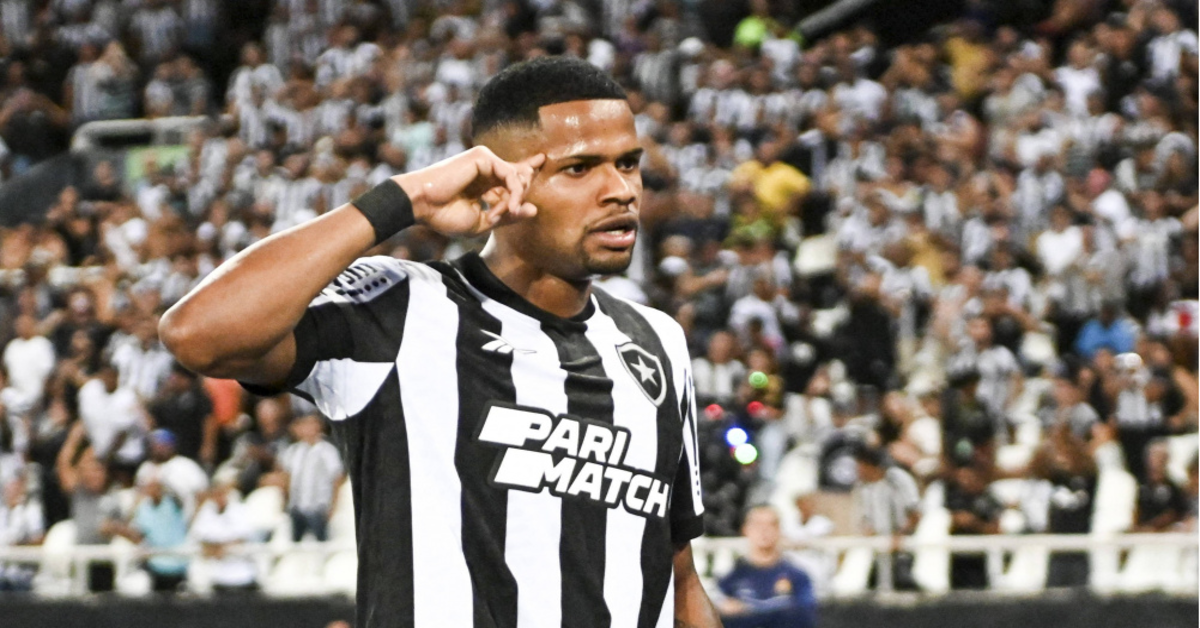 Pai e filho celebrando juntos a vitória do Botafogo na Libertadores