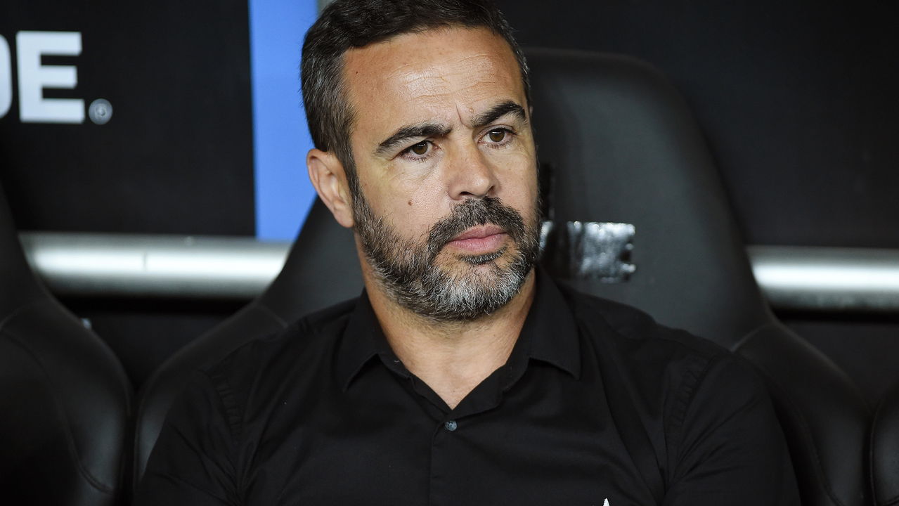 Artur Jorge, técnico do Botafogo, trabalhando em estratégias com a equipe