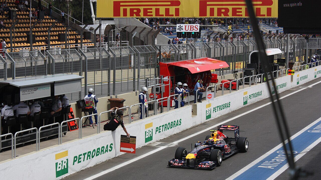 Garagens das equipes no pit lane da Fórmula 1