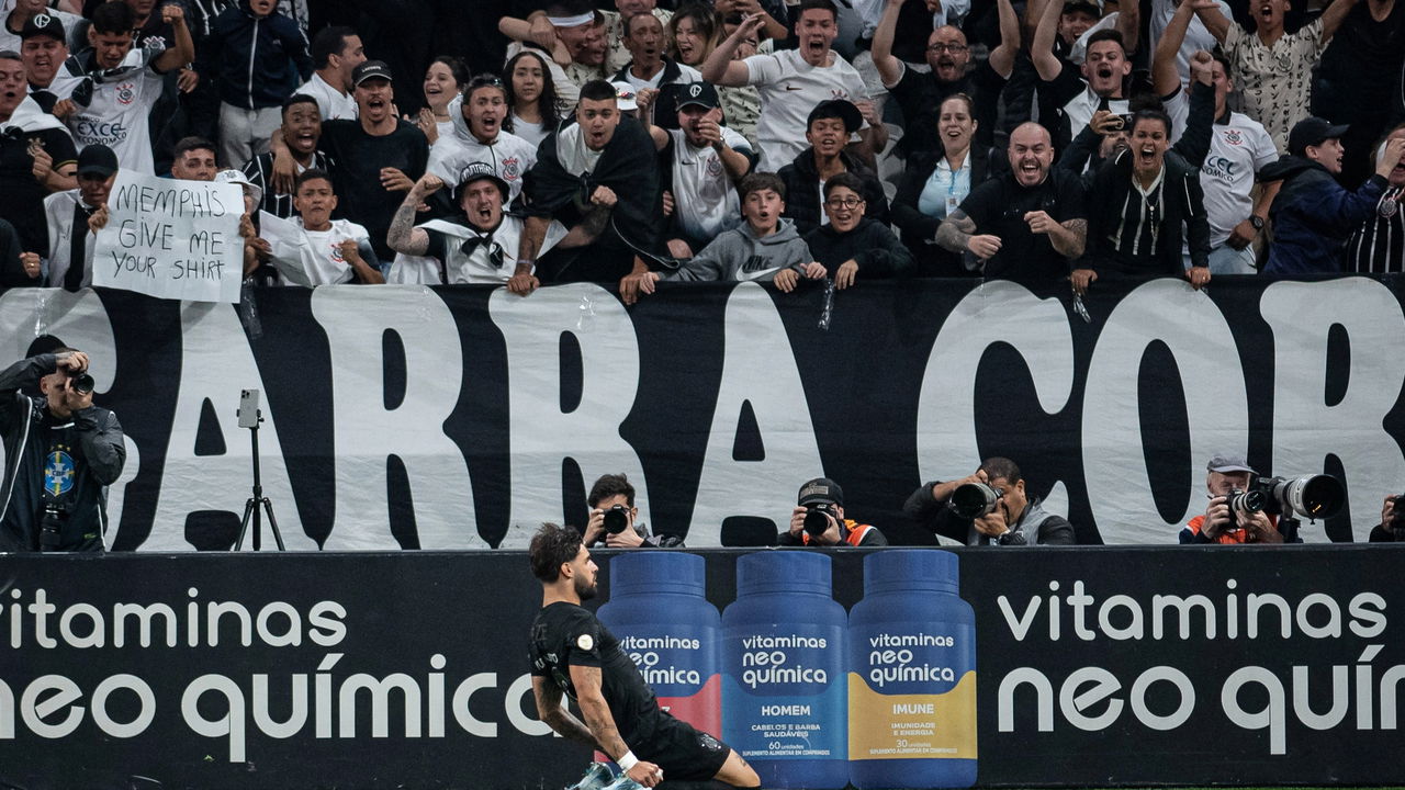 Equipe de futebol comemorando a vitória no Campeonato Paulista de 2025