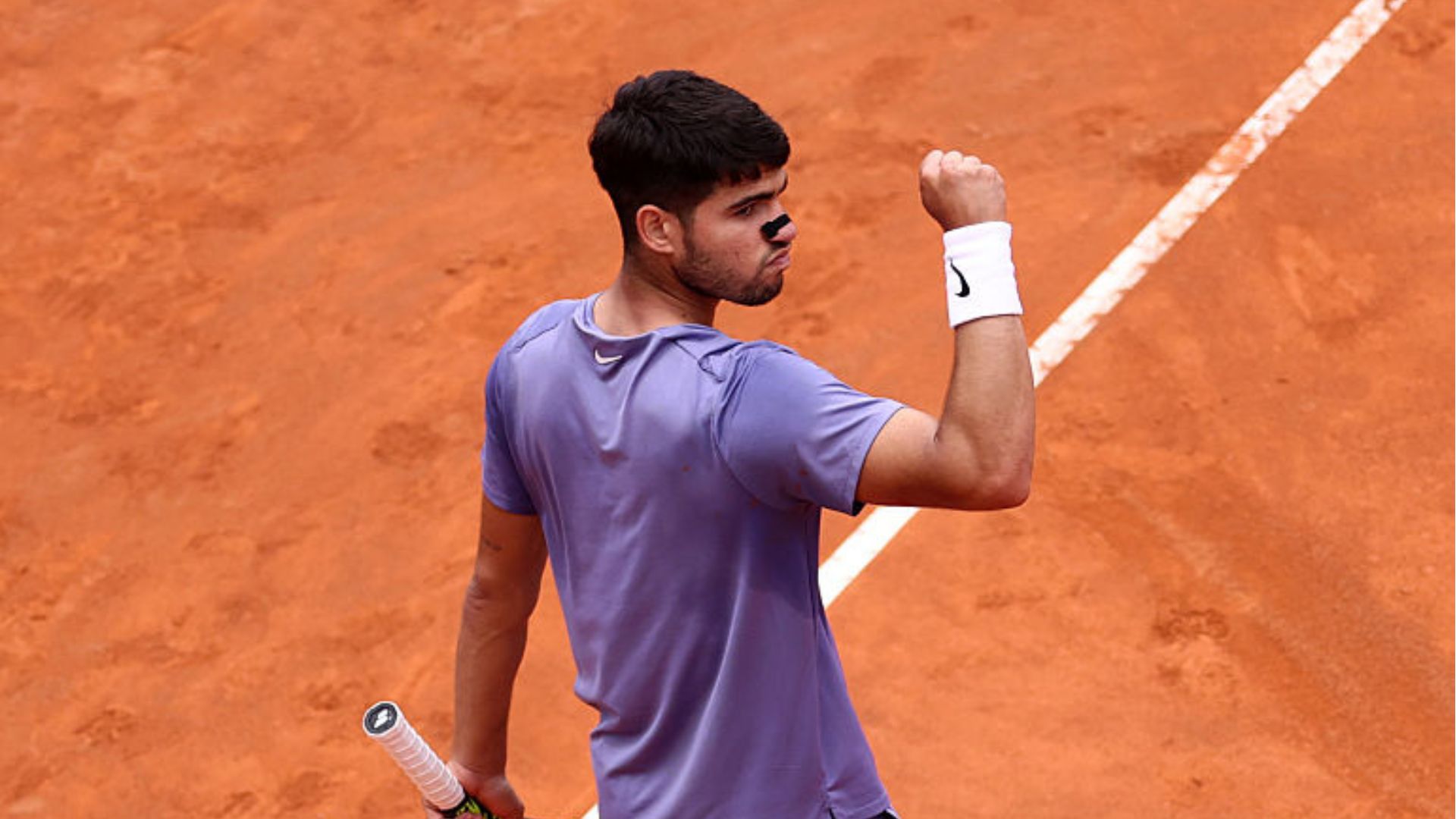 Carlos Alcaraz comemorando a vitória no Roma Open