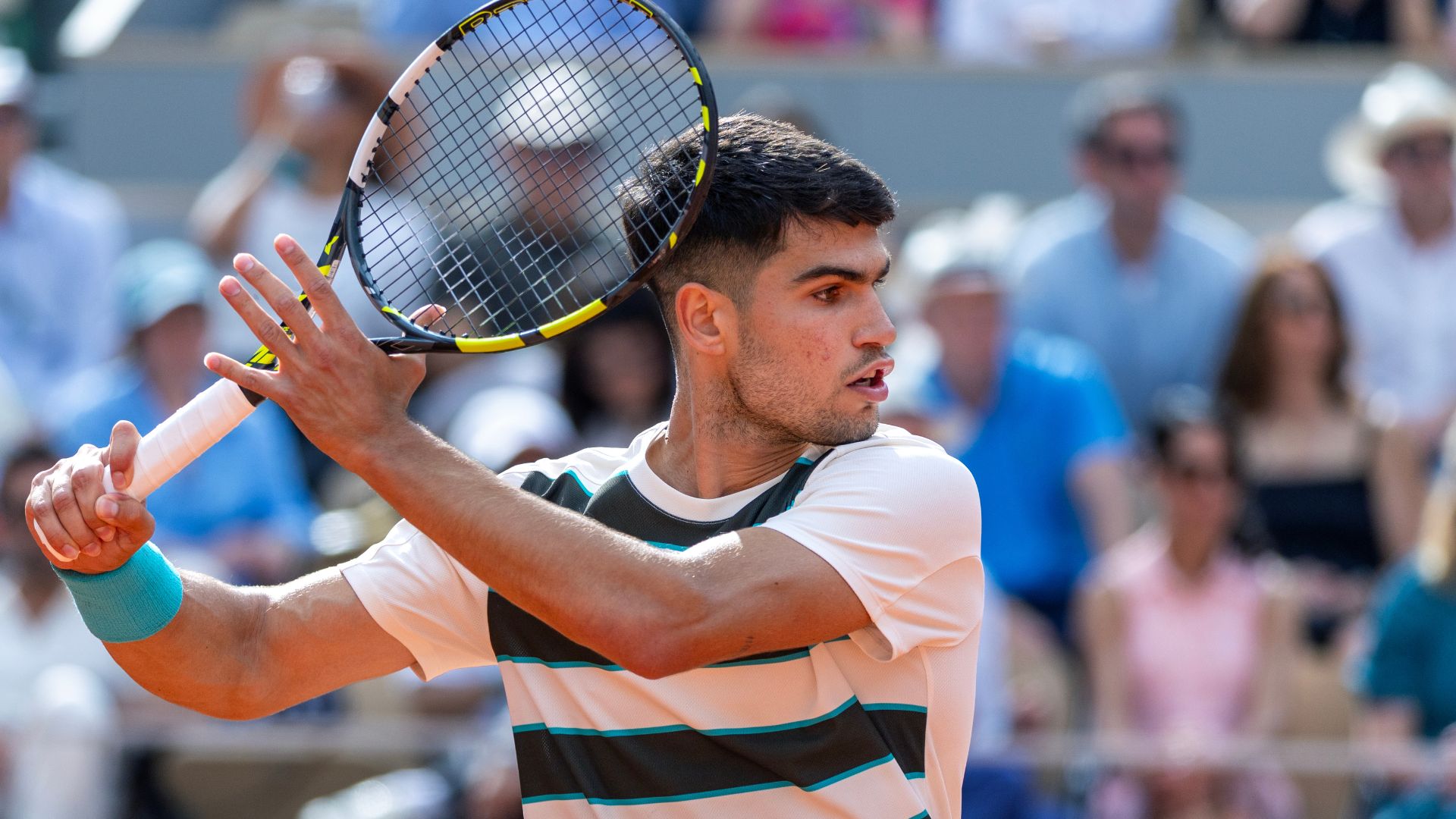 Carlos Alcaraz comemora vitória em Roland Garros