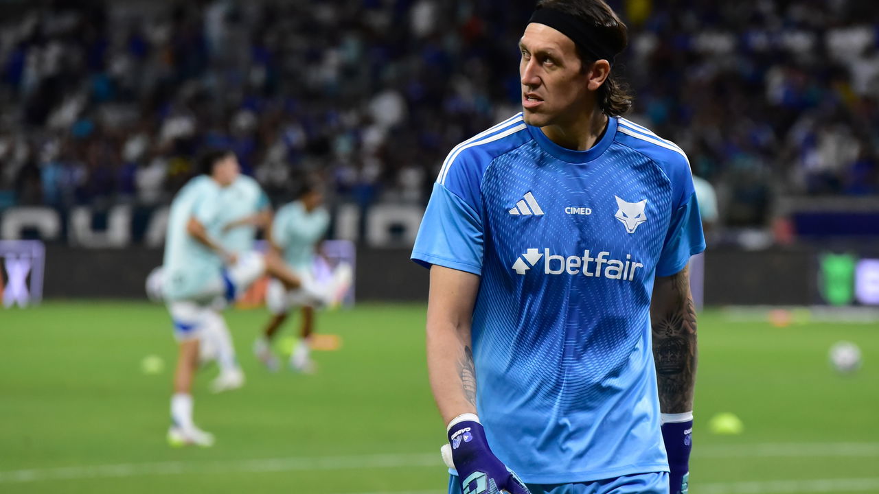 Cássio durante sua apresentação no Cruzeiro, um momento de grandes expectativas e emoções para o goleiro e para o clube