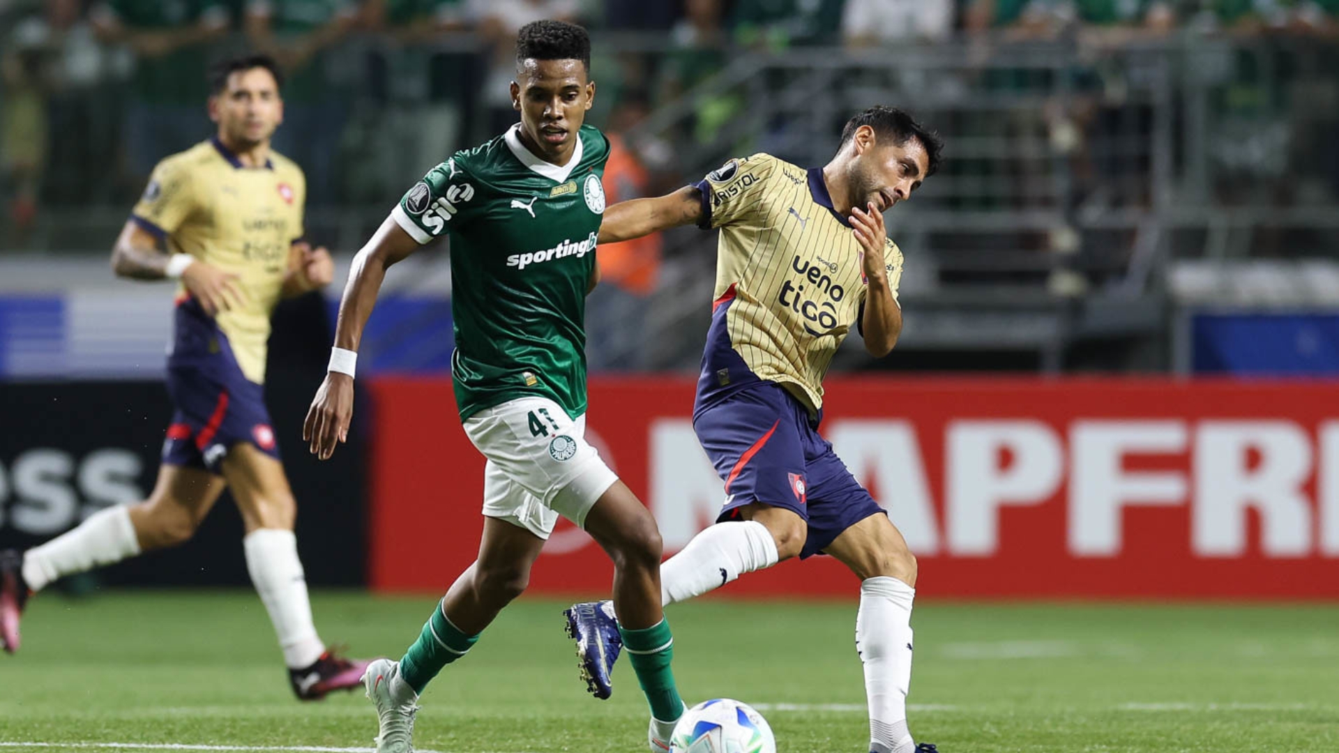 Equipes do Cerro Porteño e Palmeiras em campo na Copa Libertadores da América