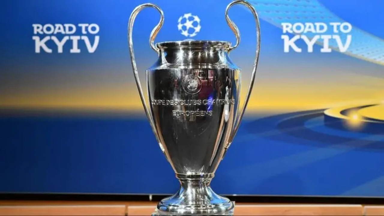 Troféu da Champions League rodeado por dinheiro e contratos