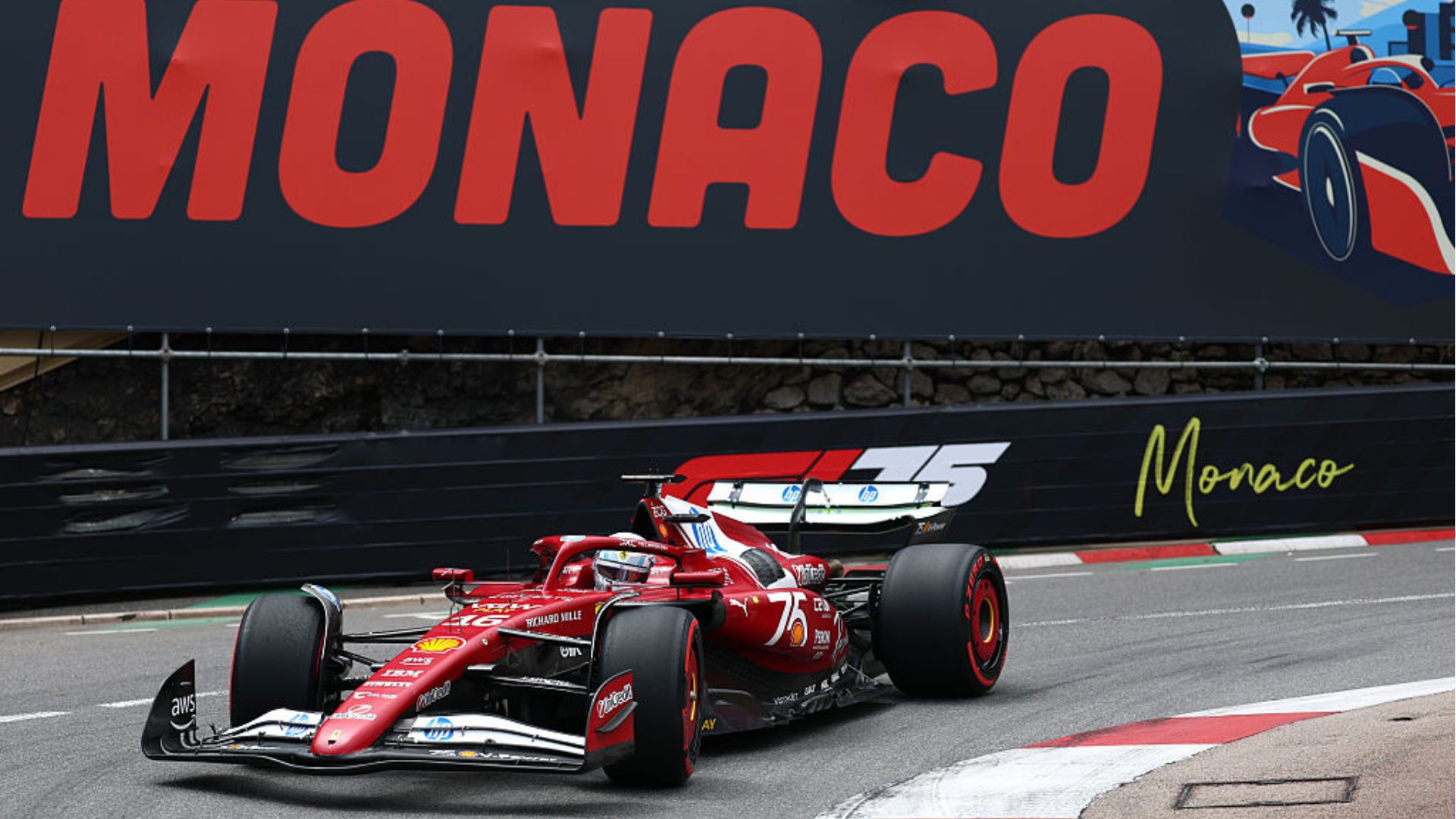 Charles Leclerc conduzindo sua Ferrari em alta velocidade no Circuito de Mônaco