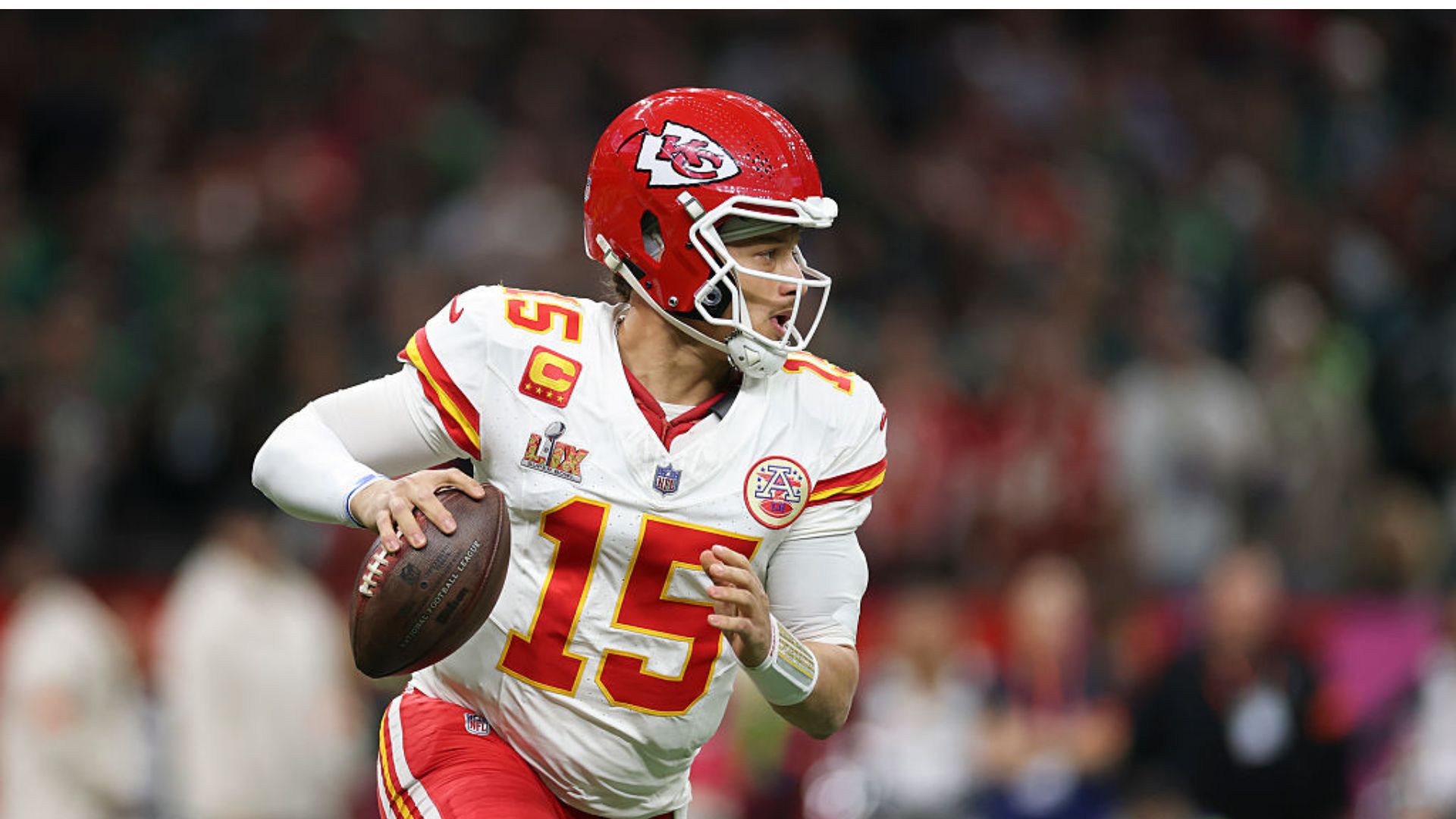 Travis Kelce, astro do Kansas City Chiefs, em campo durante partida da NFL