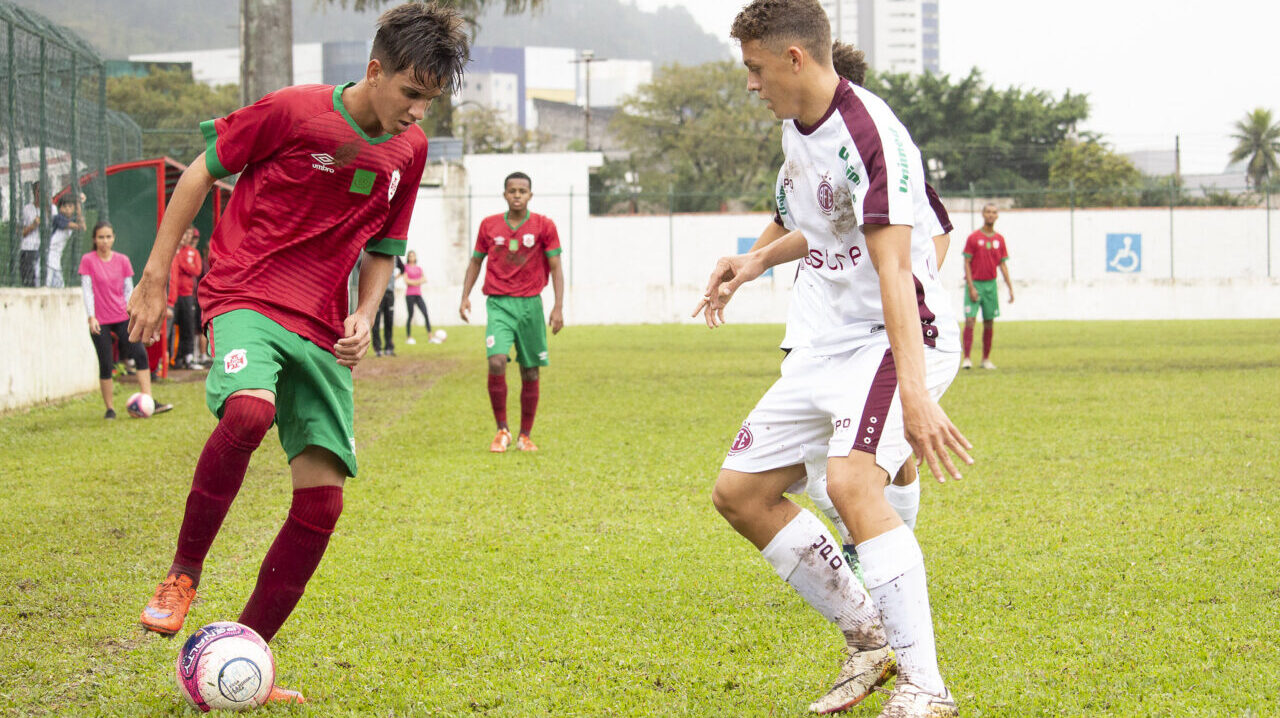 Jovem talento em treinamento no campo de futebol