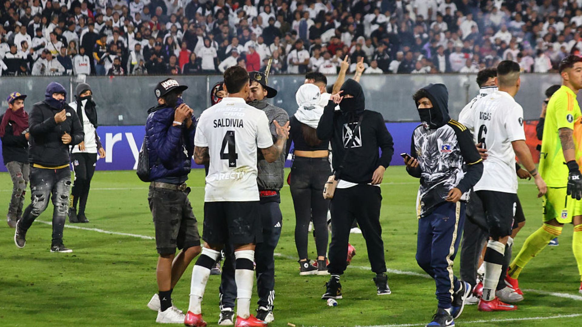 Torcedores no estádio durante a partida de futebol