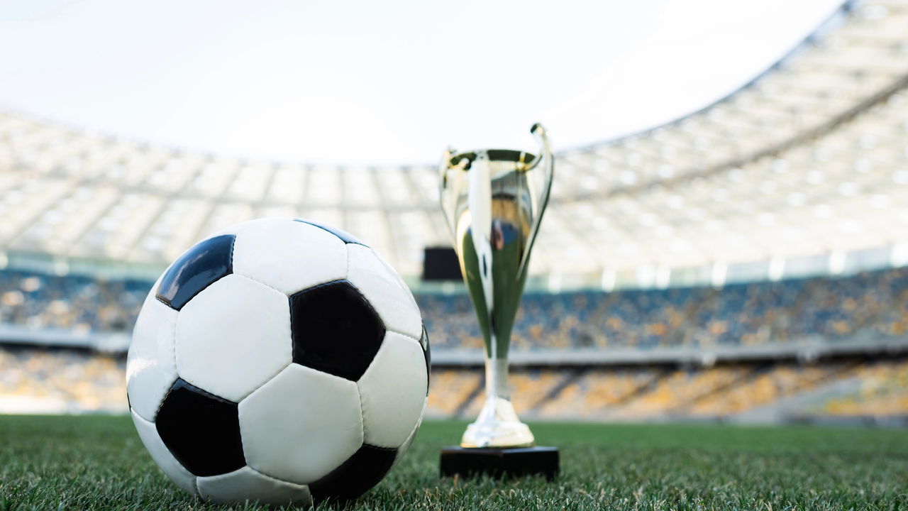 news.img_alt Troféu da Copa do Brasil rodeado por bandeiras dos principais clubes campeões