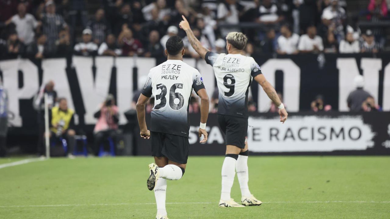 Equipe de futebol do Corinthians em campo