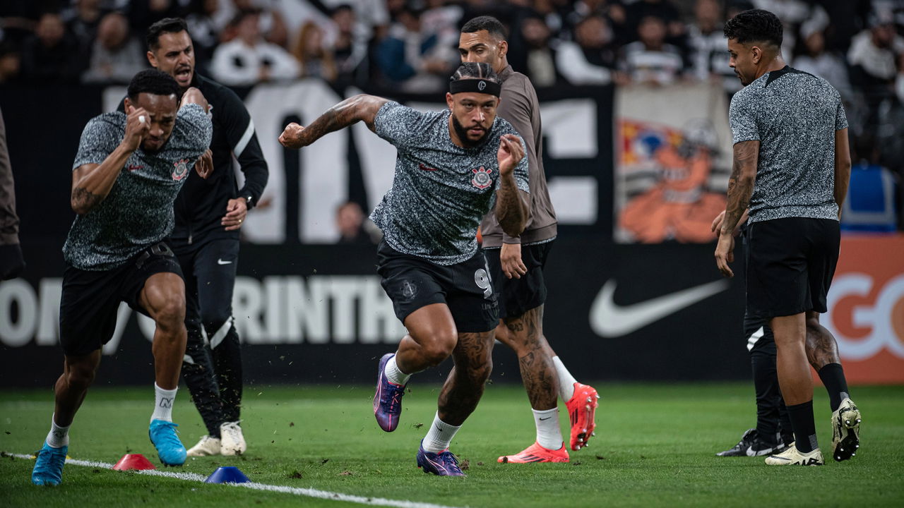 Logotipo do Sport Club Corinthians Paulista em campo de futebol