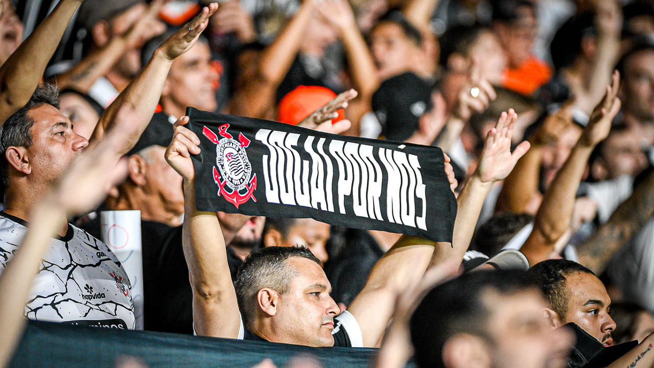 Torcedores do Corinthians comemorando o título do Brasileirão de 2025 em São Paulo