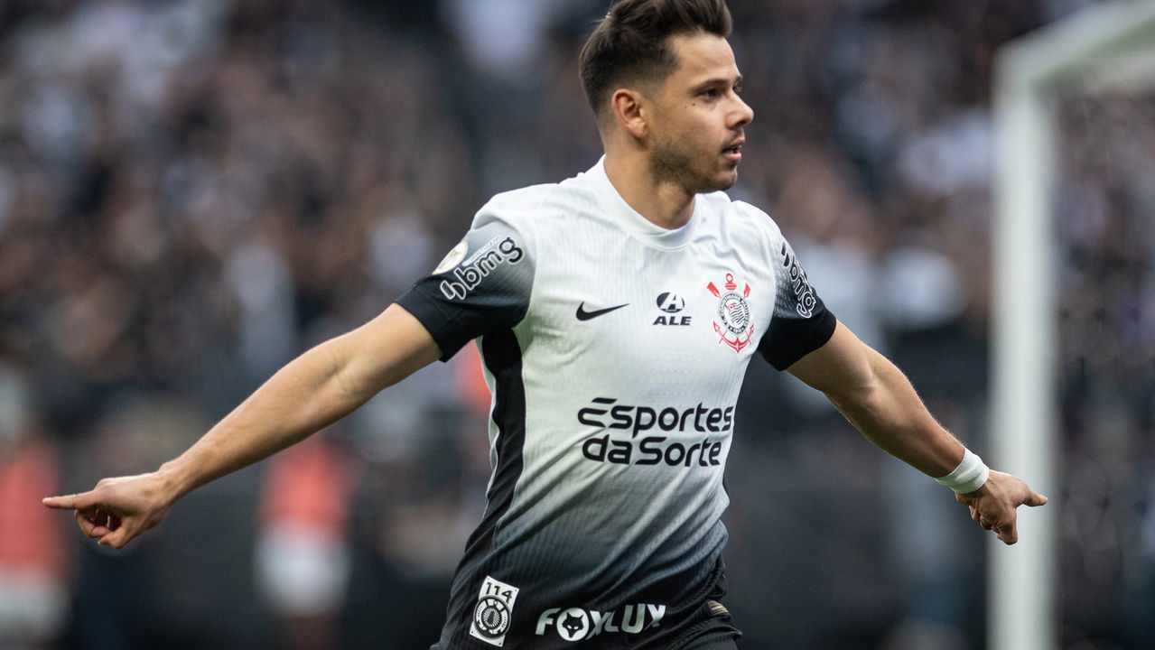 Corinthians e Vitória competindo em jogo de futebol no estádio Barradão