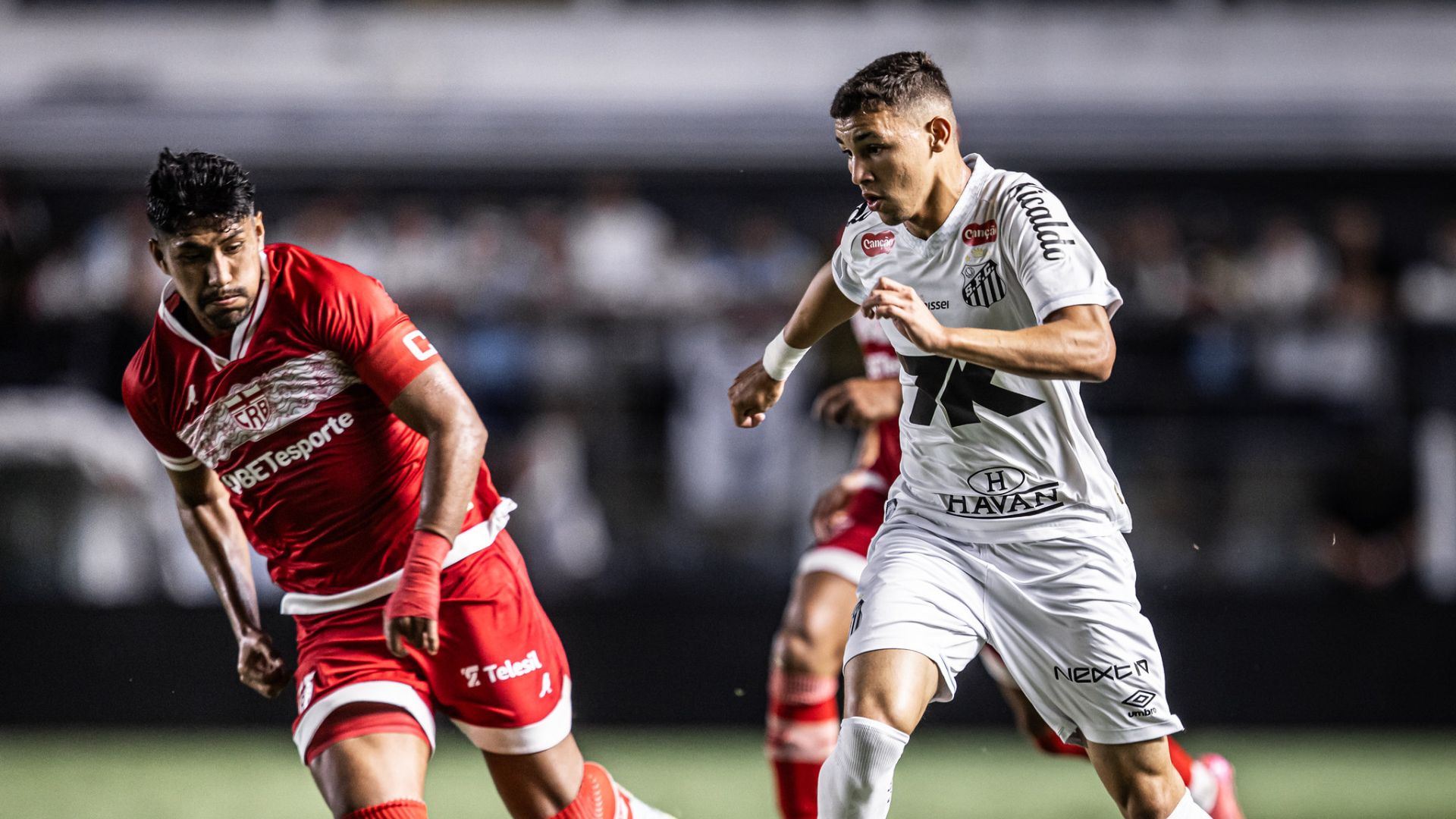 Jogadores de futebol em disputa de pênaltis emocionante