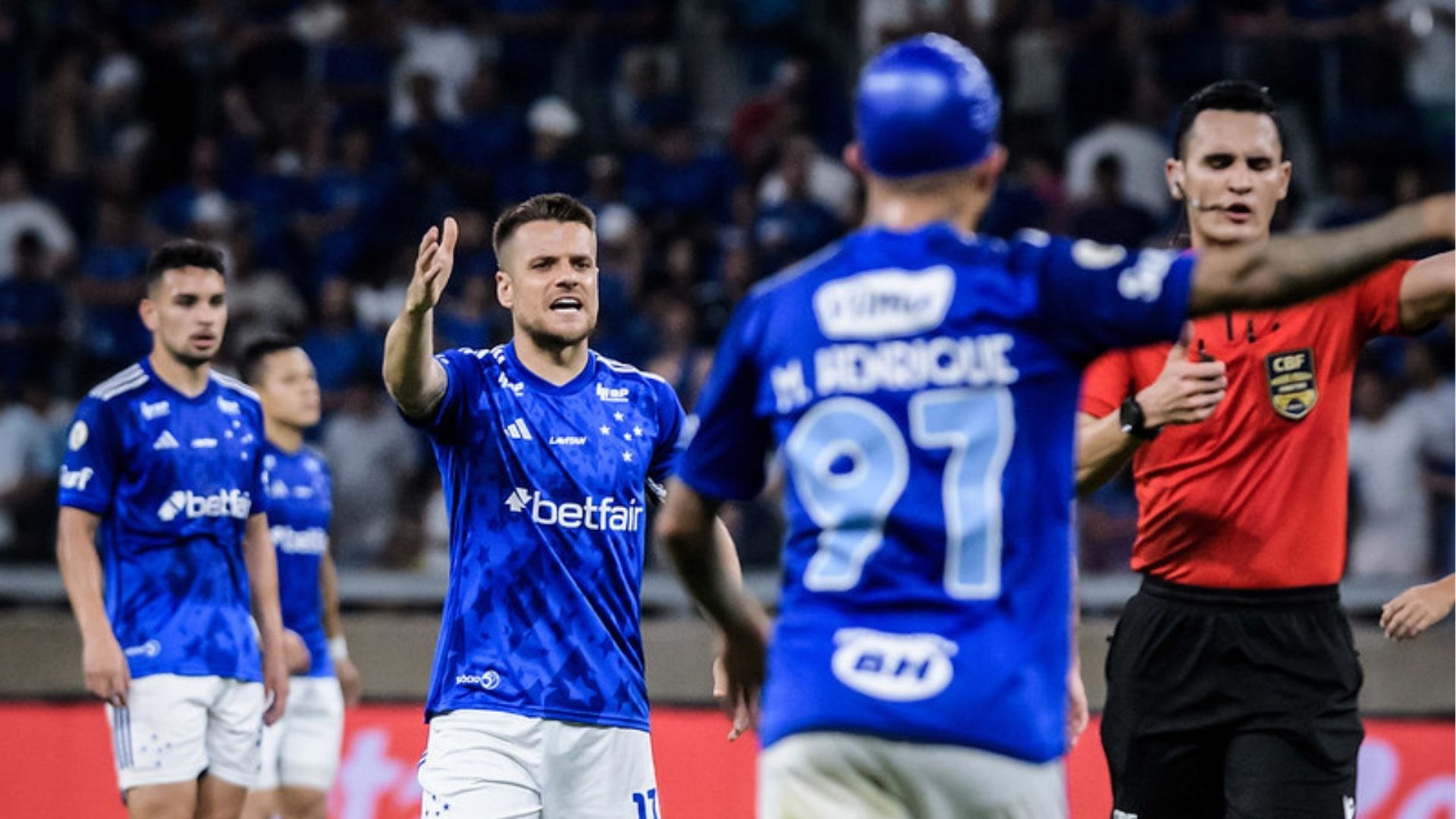 Logo do Cruzeiro EC e Betfair na assinatura do contrato de patrocínio renovado