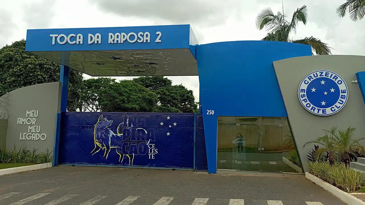 Jogadores do Cruzeiro comemorando gol em partida de futebol