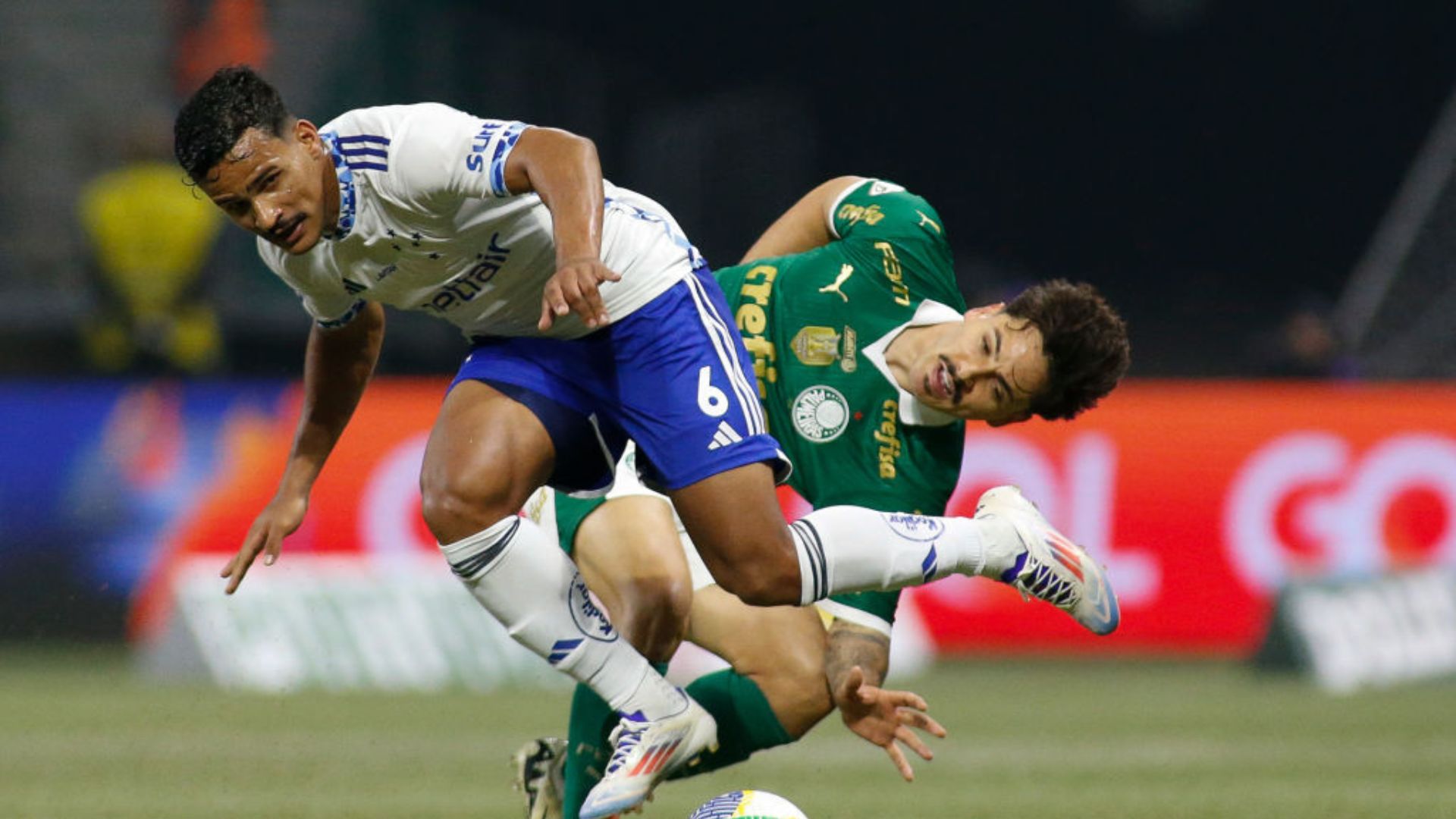 Cruzeiro e Palmeiras em campo durante jogo do Campeonato Brasileiro 2025