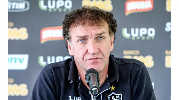 news.img_alt Cuca, famoso treinador de futebol, liderando o Atlético-MG para a vitória em uma partida emocionante