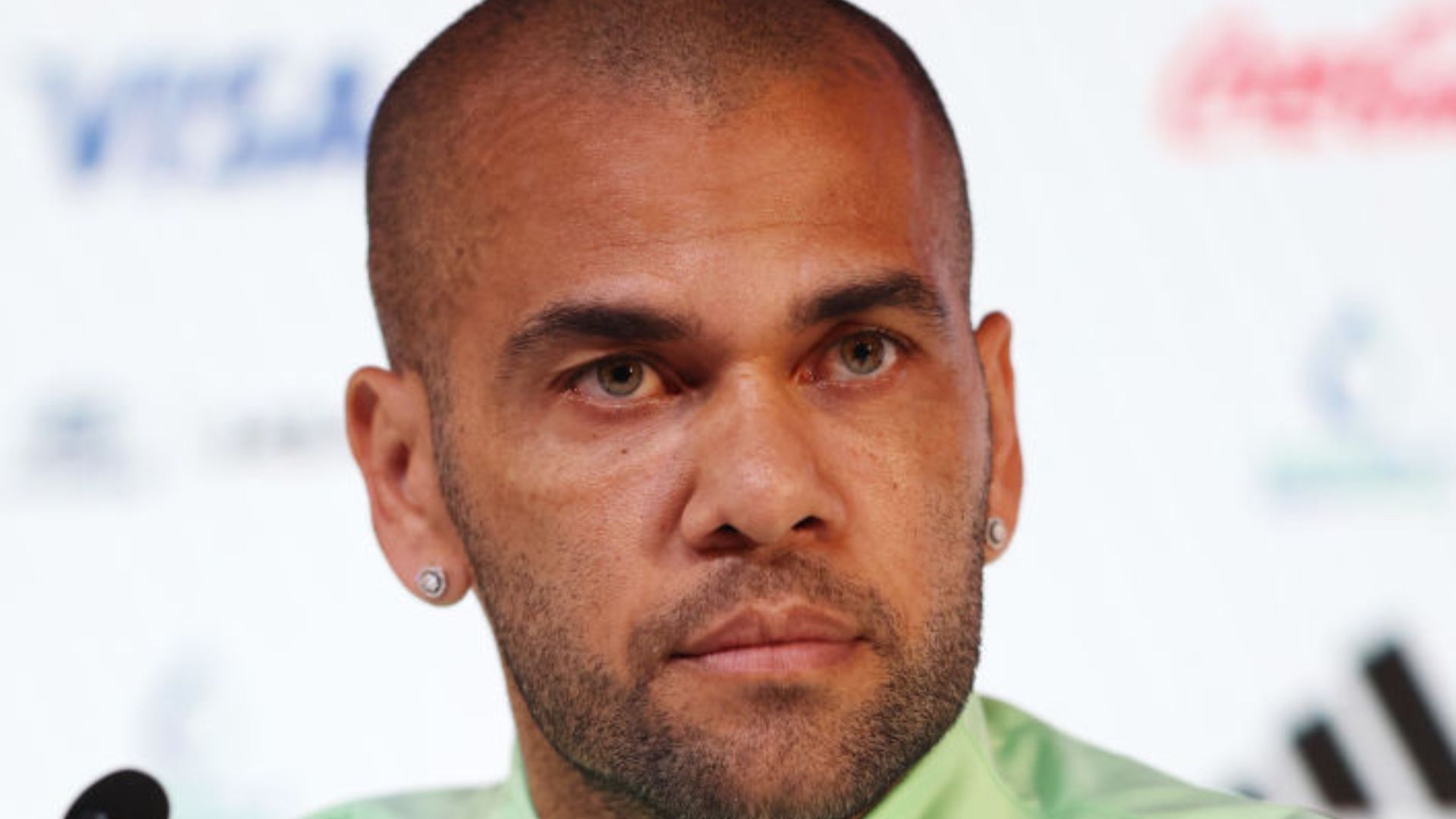 Daniel Alves em tribunal durante revisão do caso de estupro na Espanha