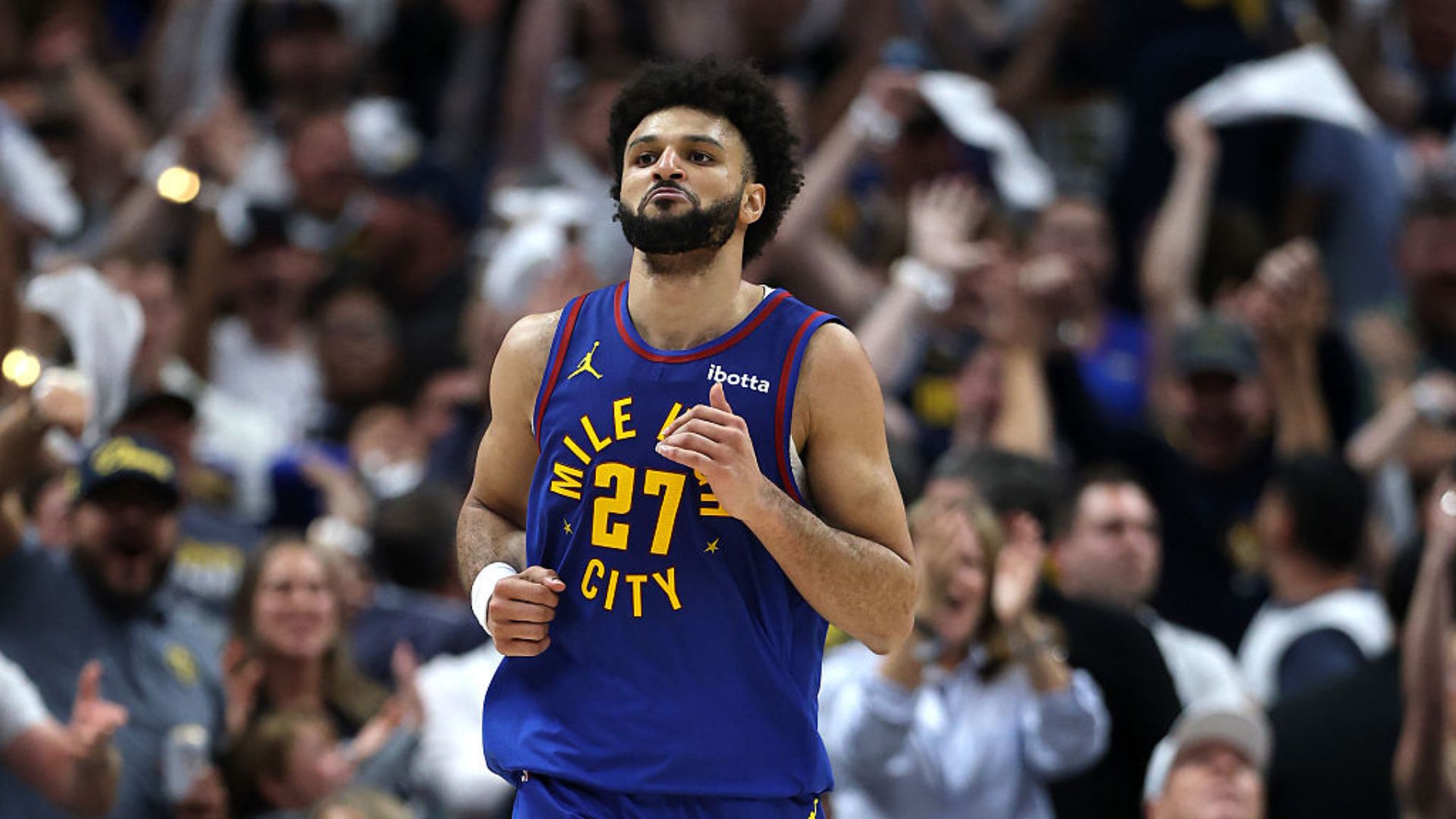 Jamal Murray e Nikola Jokic comemorando a vitória do Denver Nuggets sobre o Oklahoma City Thunder