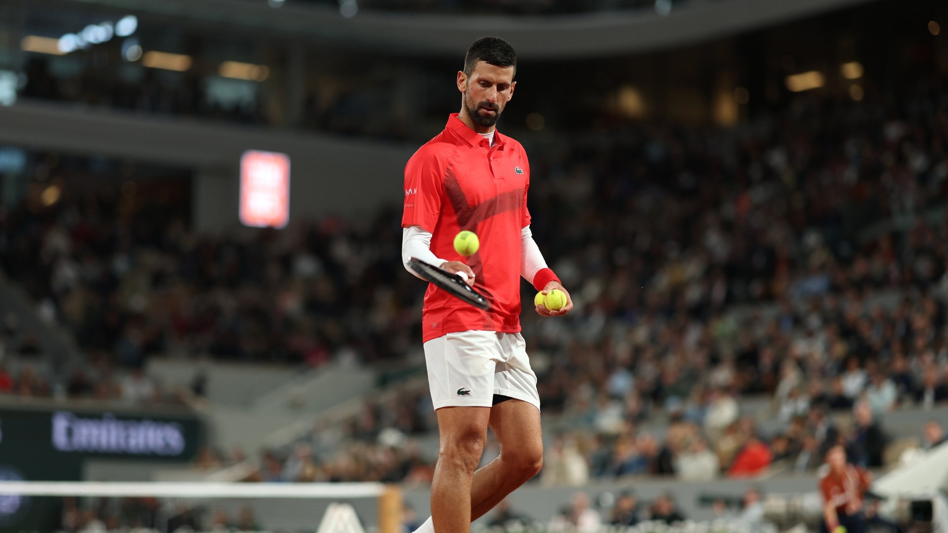 Novak Djokovic comemorando vitória em Roland Garros