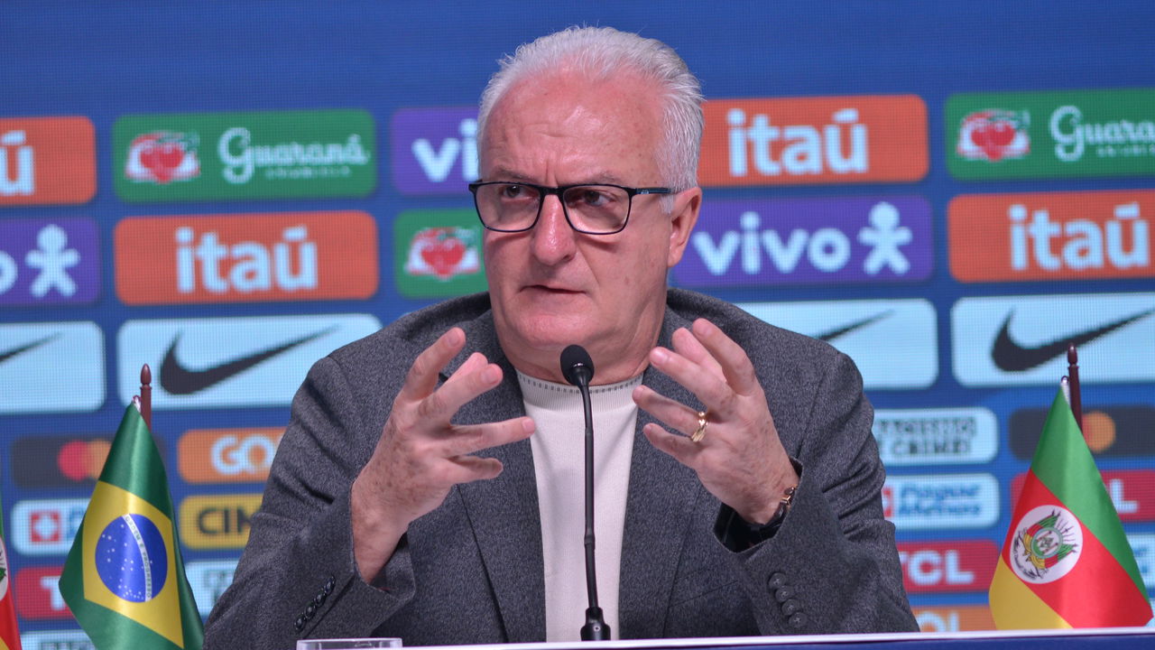 Técnico Dorival Júnior discute os desafios da presença de jogadores estrangeiros no futebol brasileiro