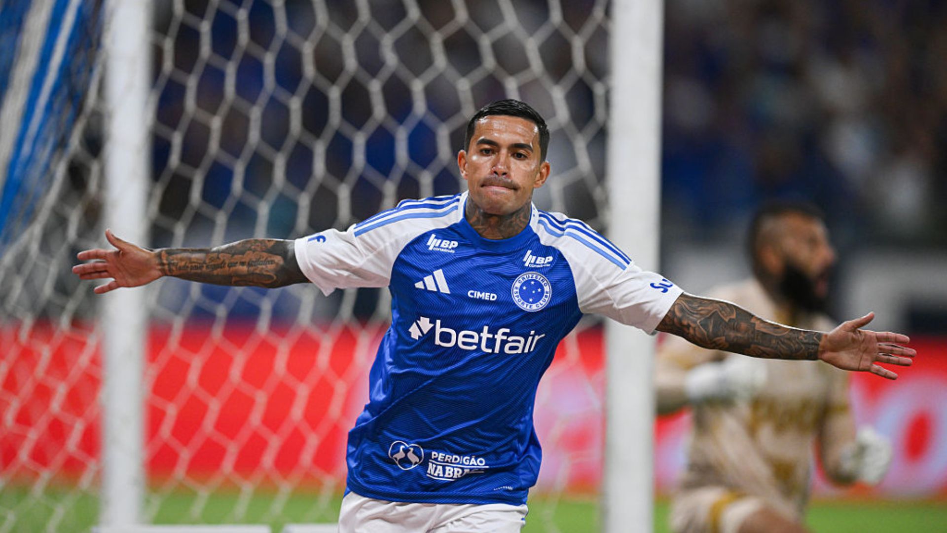 Dudu treinando com a camisa do Cruzeiro
