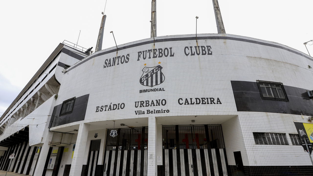 Equipe de futebol comemorando o recorde de títulos consecutivos