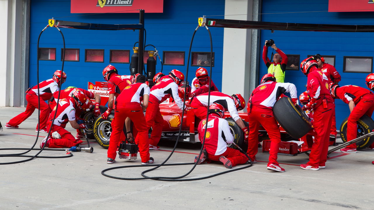 Engenheira de combustíveis da Petronas trabalhando nos bastidores da equipe de Fórmula 1