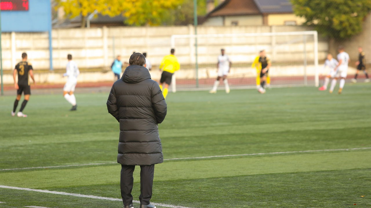 news.img_alt Equipe de futebol se reunindo para discutir estratégias de jogo