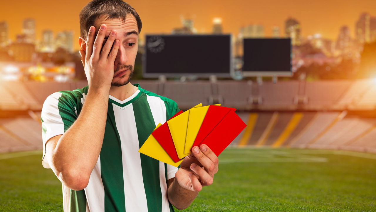 Jogo de futebol com muitas faltas sendo marcadas