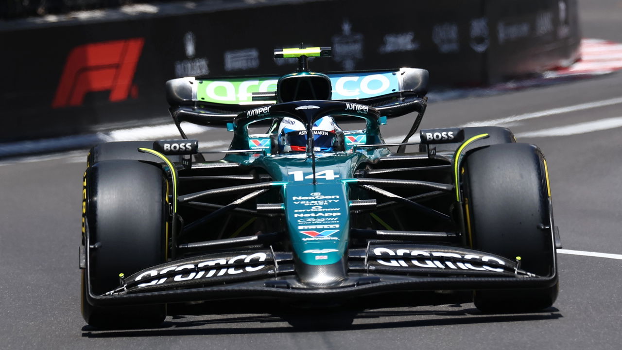 Fernando Alonso celebrando após mais uma corrida na Fórmula 1