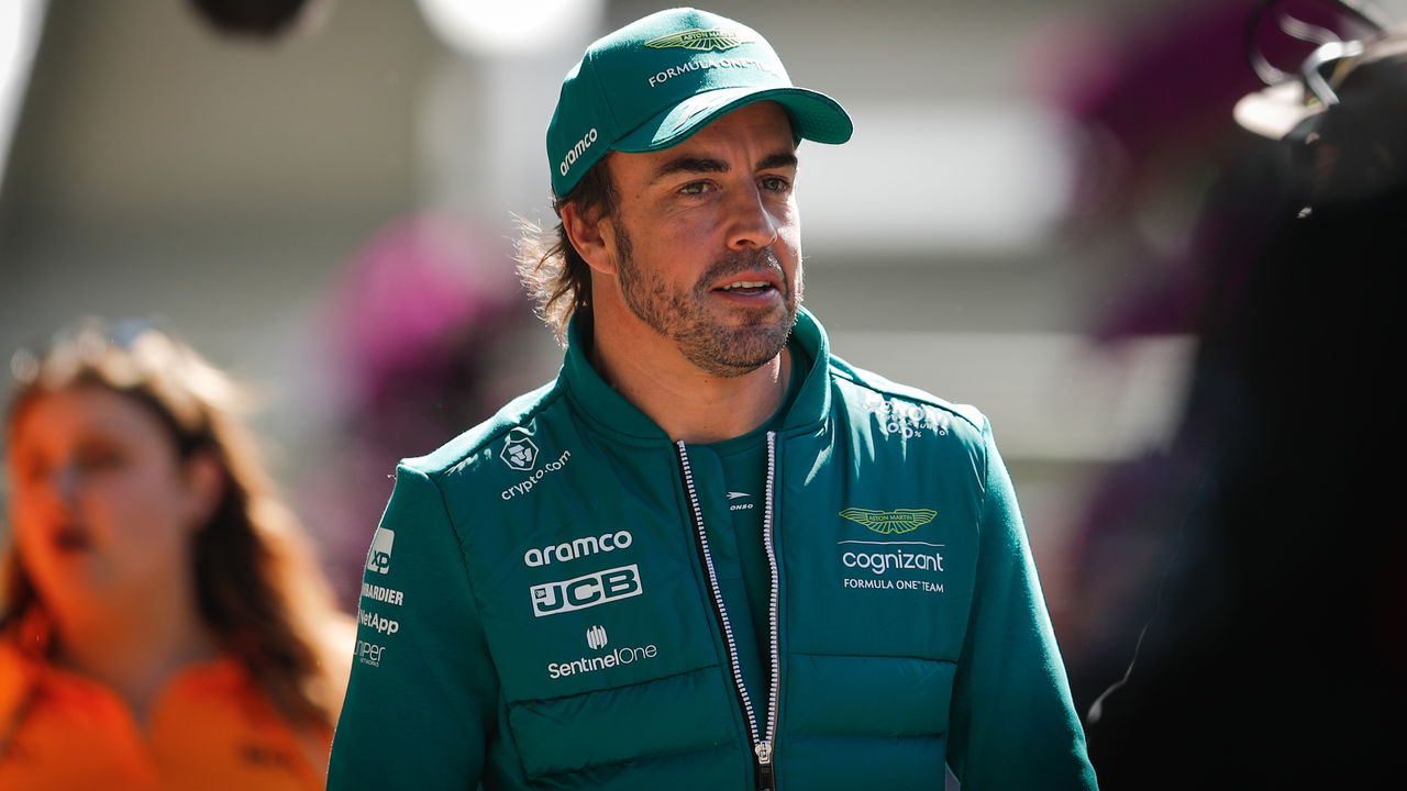Fernando Alonso concentrado durante uma corrida de Fórmula 1 em 2025