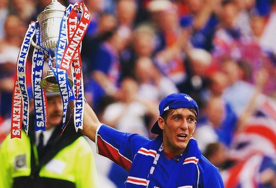 news.img_alt Fernando Ricksen durante partida de futebol
