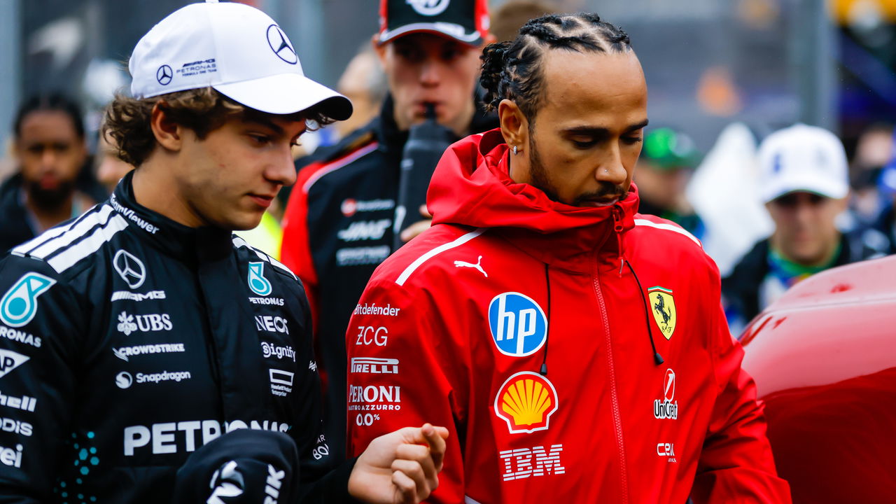 news.img_alt Lewis Hamilton e Riccardo Adami discutem durante o Grande Prêmio de Mônaco de Fórmula 1 de 2025